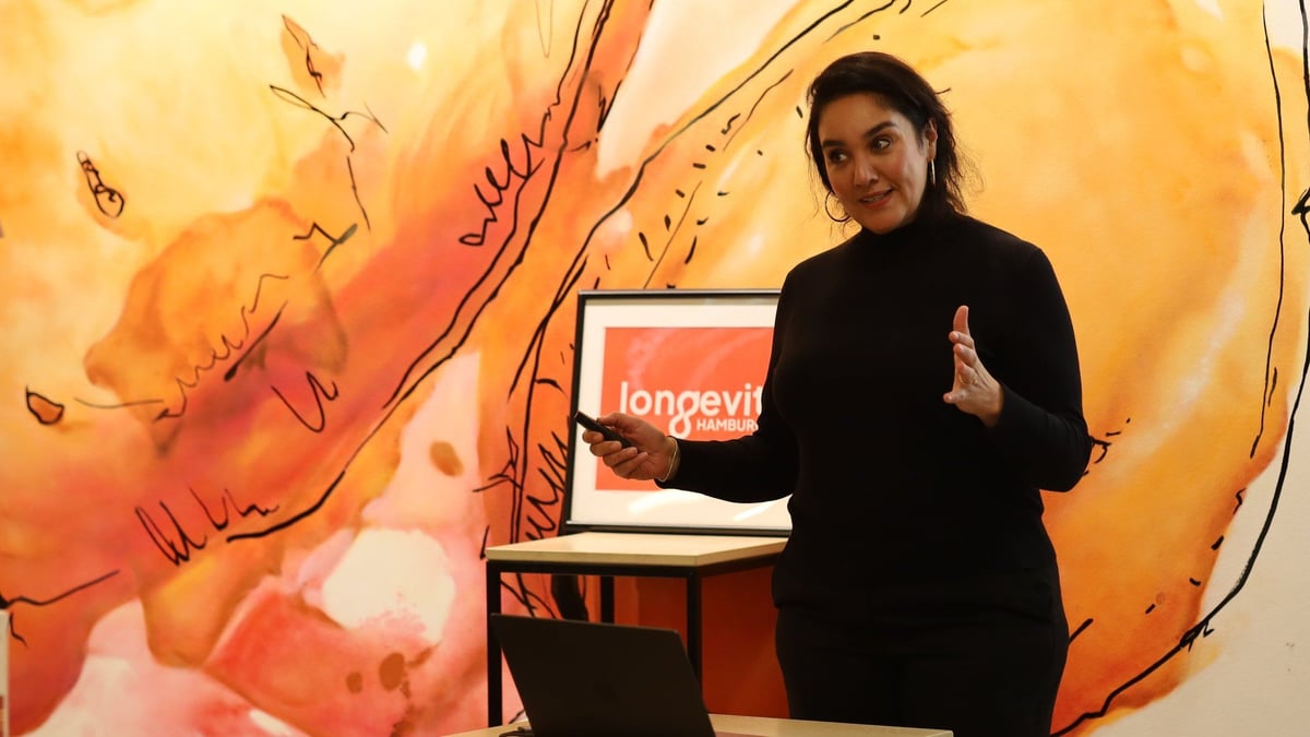 Cover image for "Haut-Langlebigkeit: Was wir von Dr. Mana Witt bei der Auftaktveranstaltung von Longevity Hamburg gelernt haben" by Laura Pezza