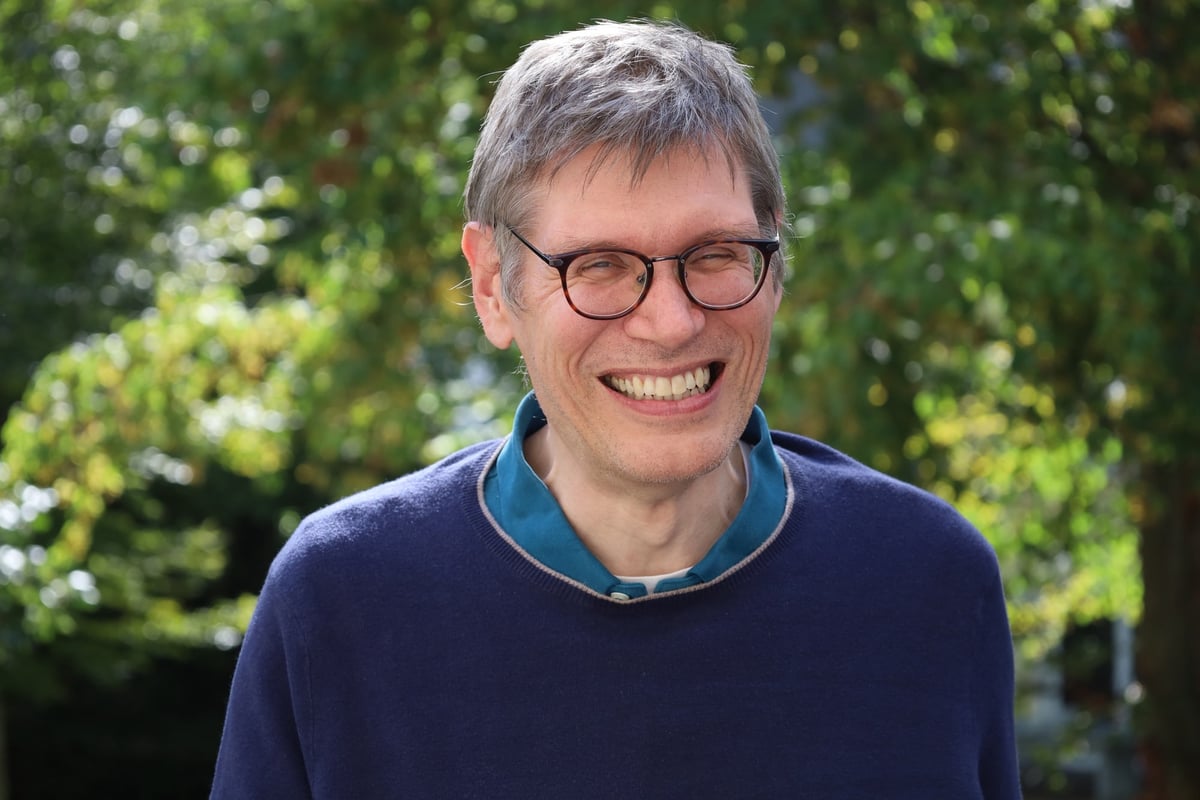 Karsten H. Weylandt lacht im Garten des International House.